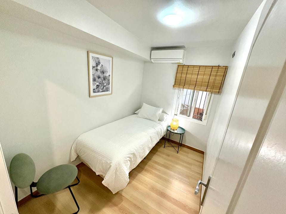 Bed, Photo of the whole room, Bedroom, air conditioner