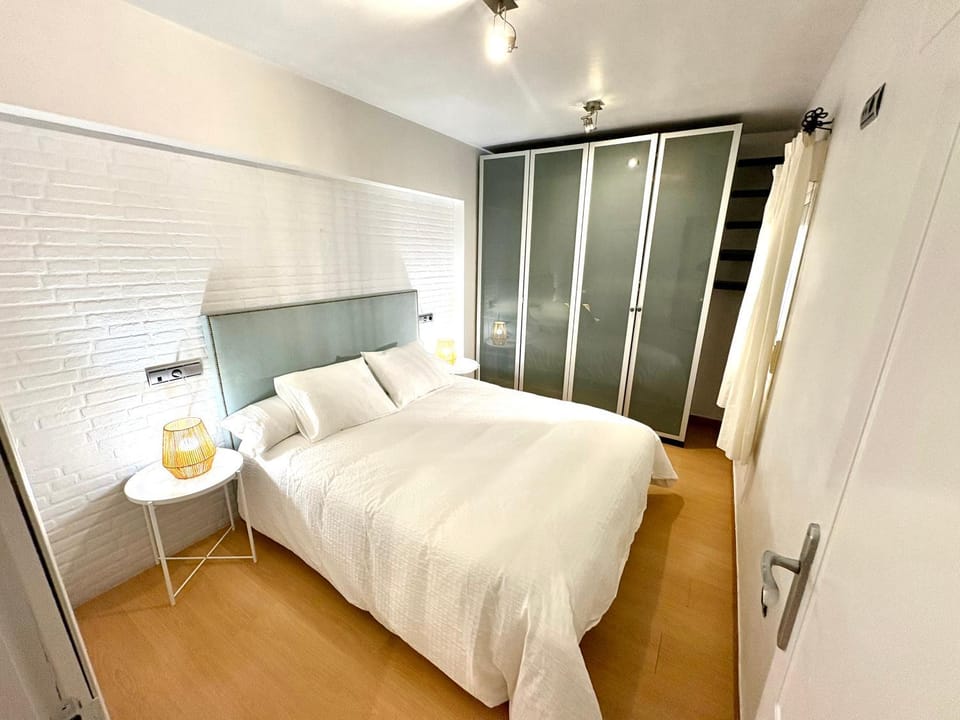 Bed, Photo of the whole room, Bedroom, wardrobe
