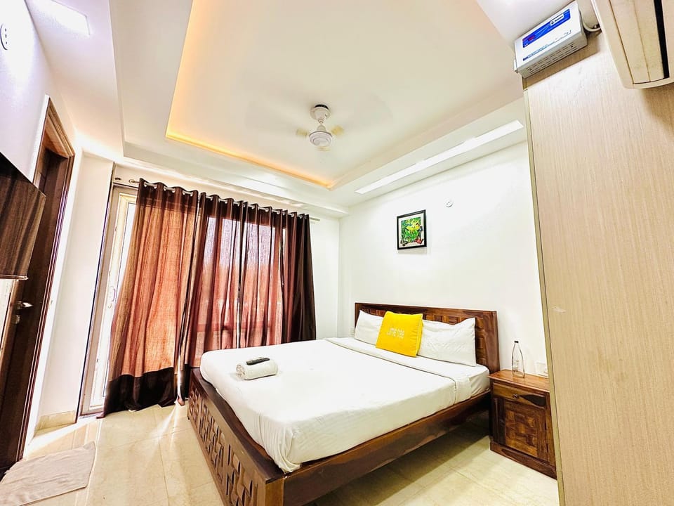 Bed, TV and multimedia, Bedroom