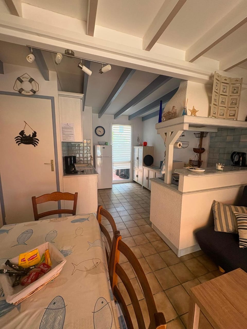 Kitchen or kitchenette, Seating area, Dining area