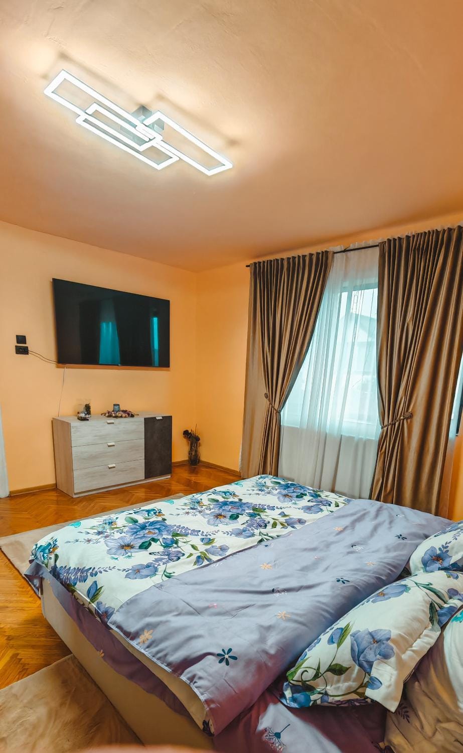 Bed, TV and multimedia, Bedroom