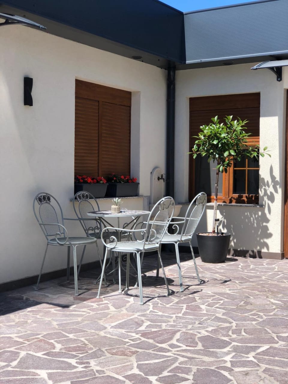Patio, Day, Dining area