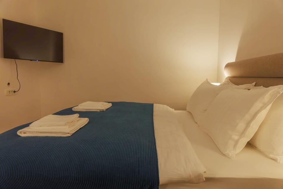 Bed, TV and multimedia, Photo of the whole room, Bedroom, towels