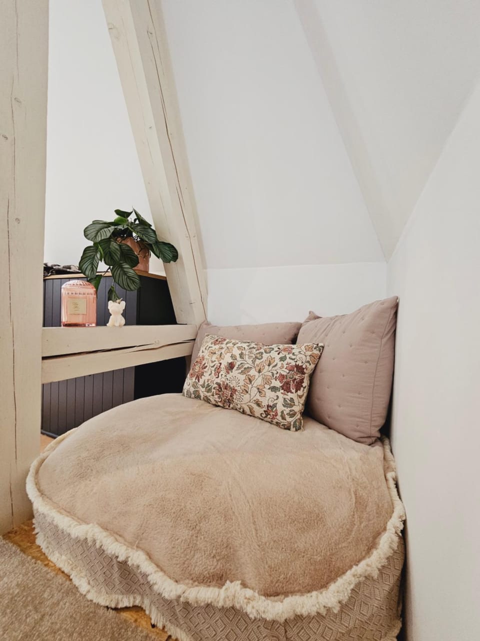 Seating area, Bedroom, Pets, Pets, pet friendly