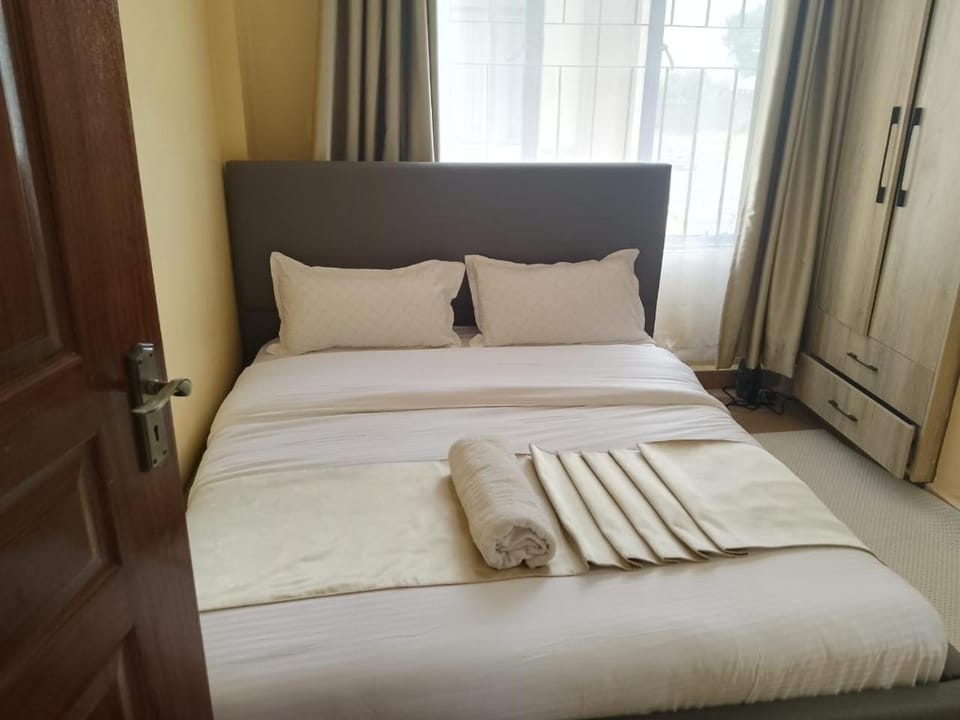 Bed, Photo of the whole room, Bedroom, towels