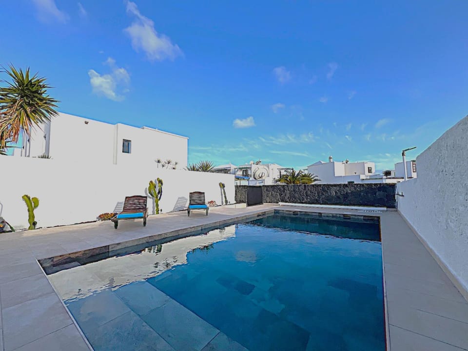 Swimming pool, sunbed