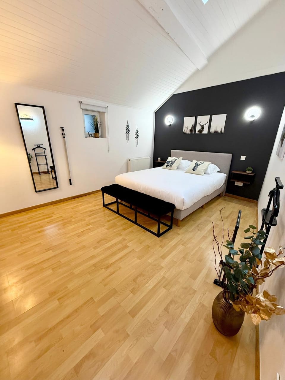 Bed, Photo of the whole room, Bedroom
