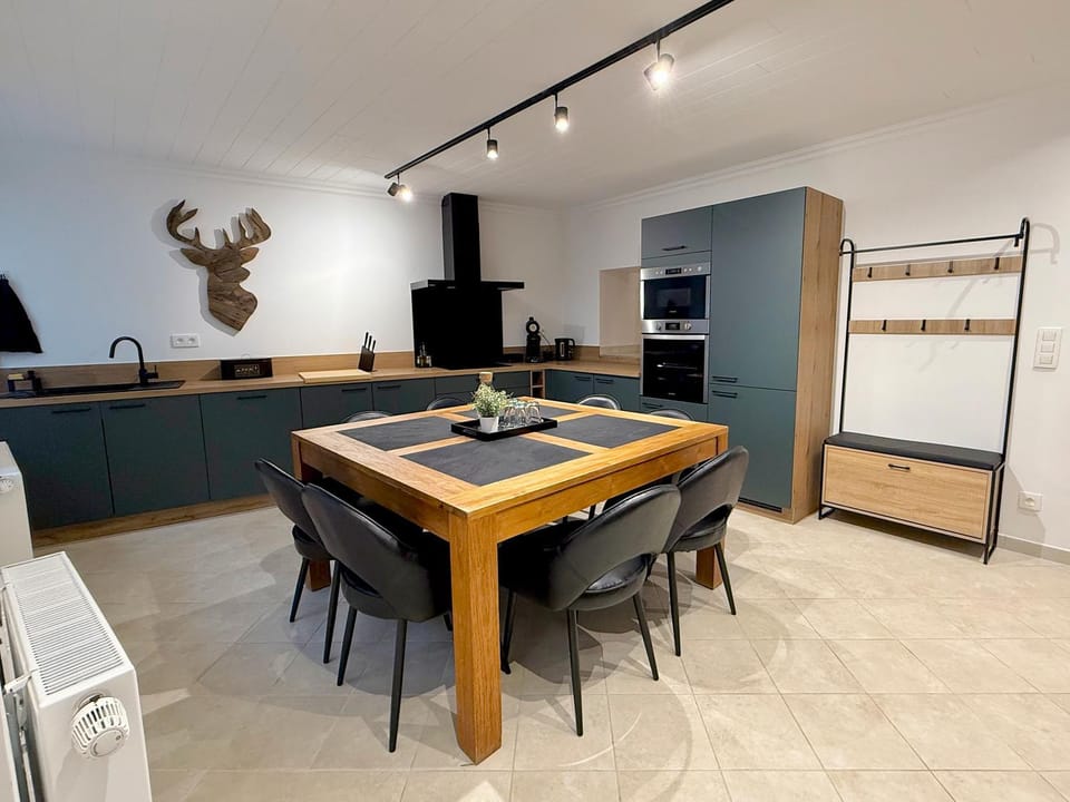 Kitchen or kitchenette, Dining area, oven, stove