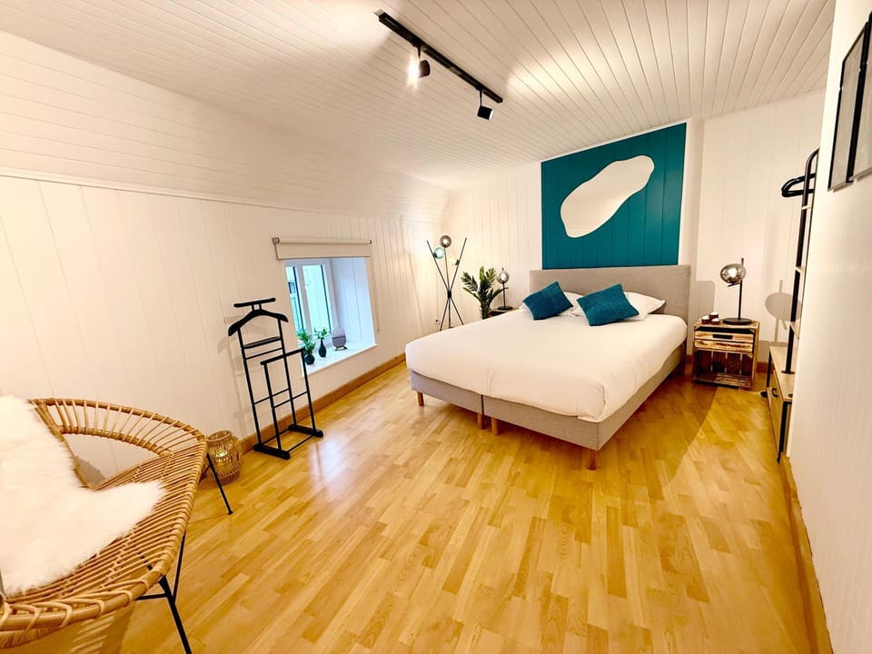 Bed, Photo of the whole room, Bedroom