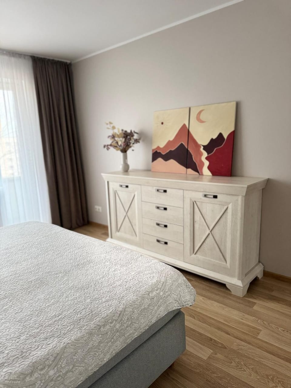 Photo of the whole room, Bedroom