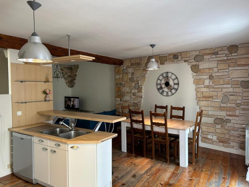 Kitchen or kitchenette, Dining area