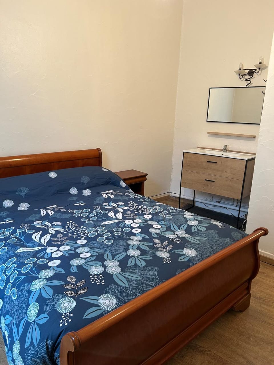 Photo of the whole room, Bedroom