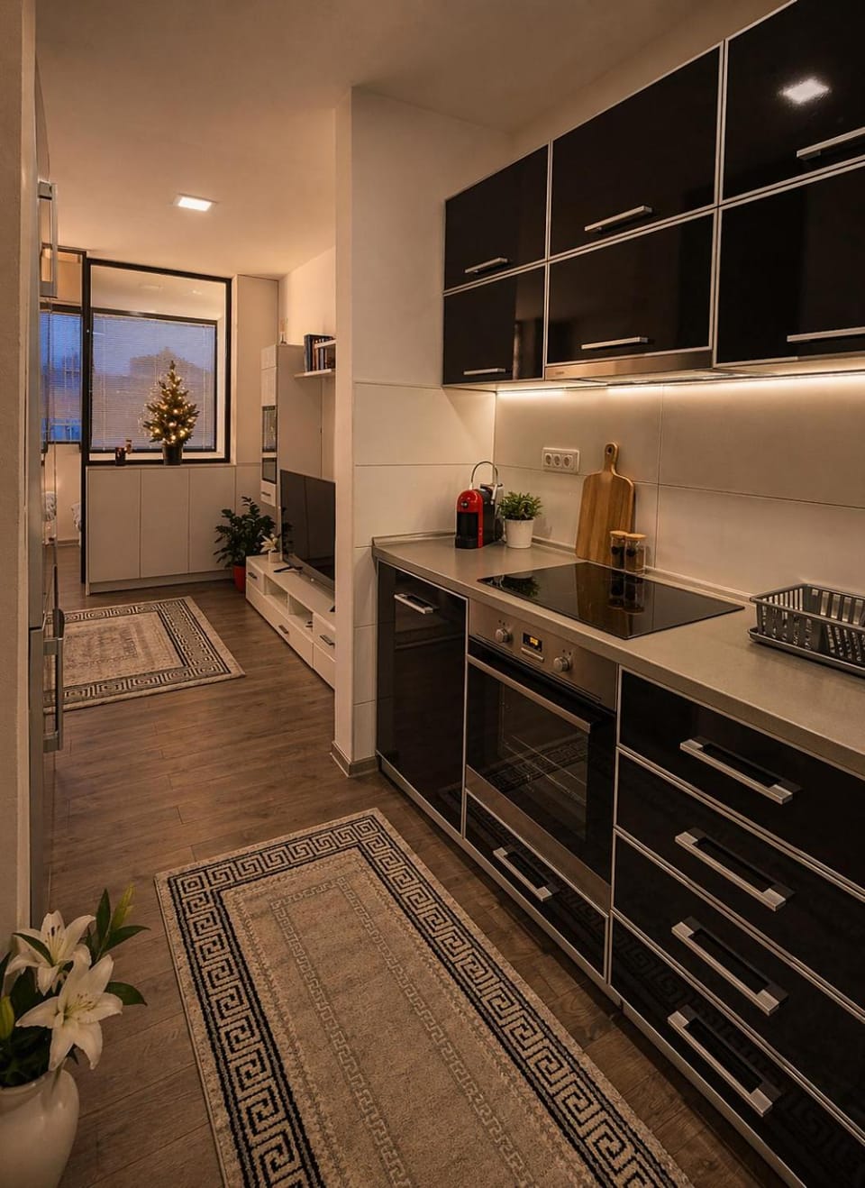 Kitchen or kitchenette, minibar