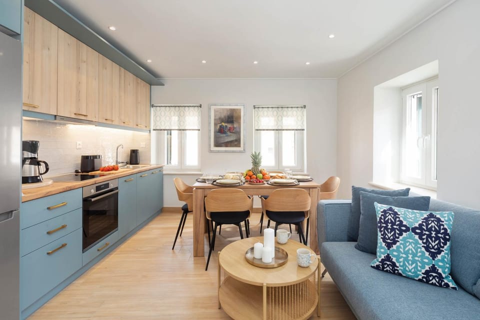 Coffee/tea facilities, Kitchen or kitchenette, Dining area, stove