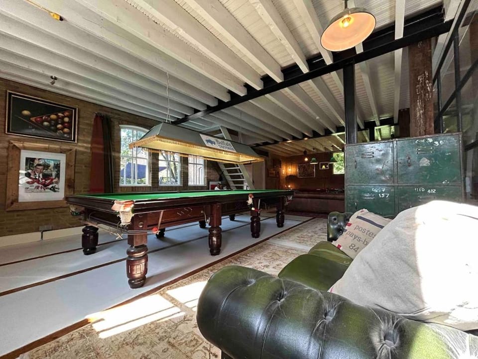 Billiard, Game Room