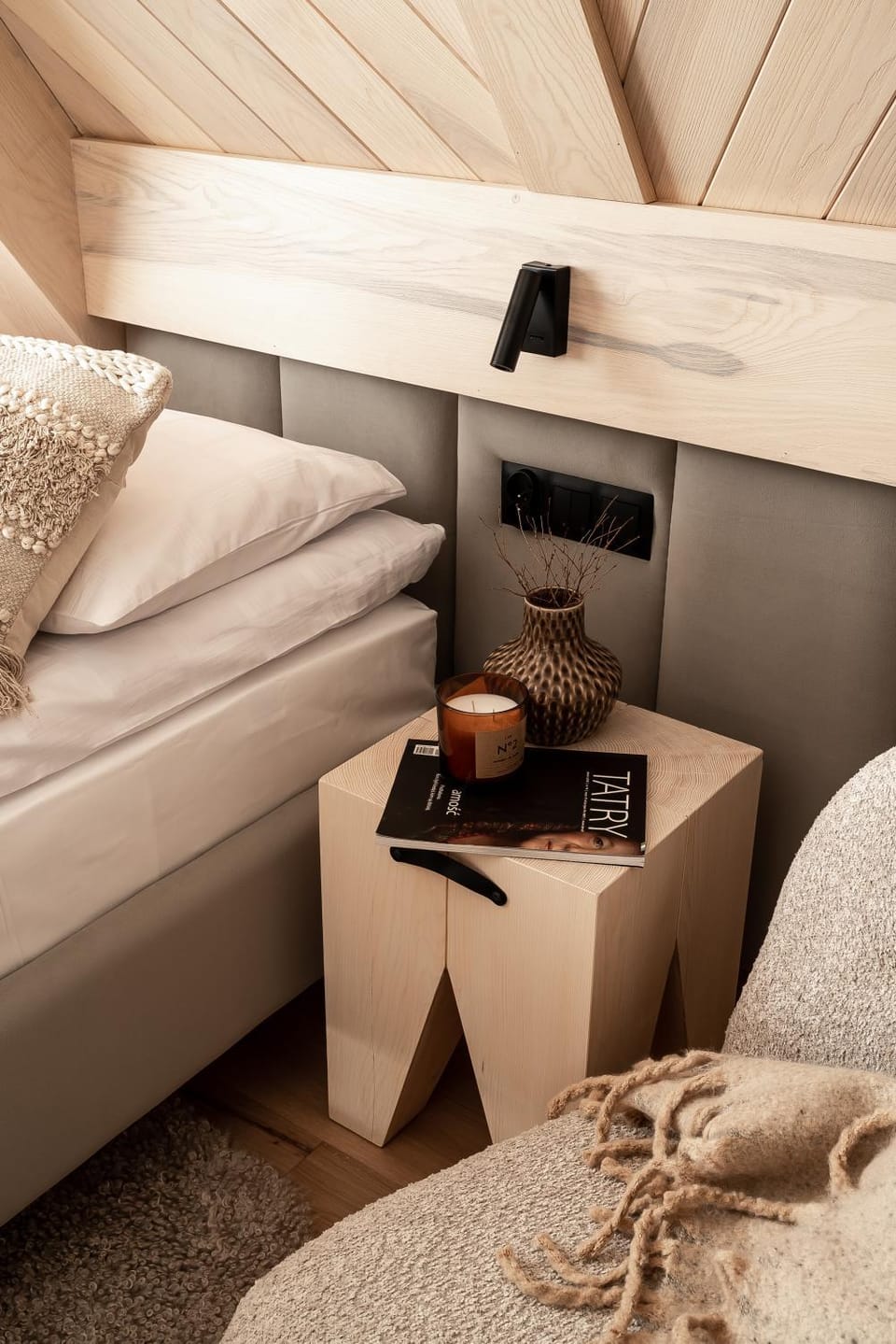 Bed, Photo of the whole room, Decorative detail, Seating area, Bedroom