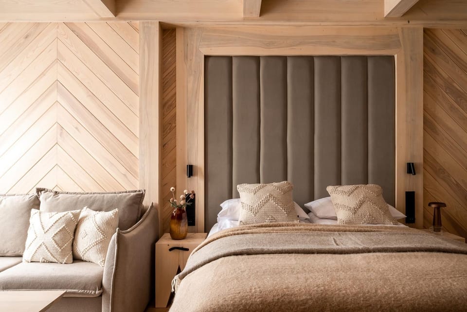Bed, Photo of the whole room, Seating area, Bedroom