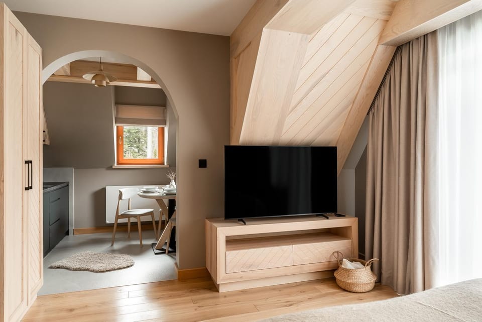 TV and multimedia, Kitchen or kitchenette, Photo of the whole room, Dining area, Bedroom, wardrobe