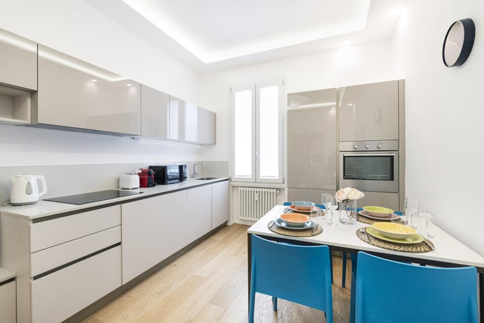 Coffee/tea facilities, Kitchen or kitchenette, Dining area, oven, stove, toaster