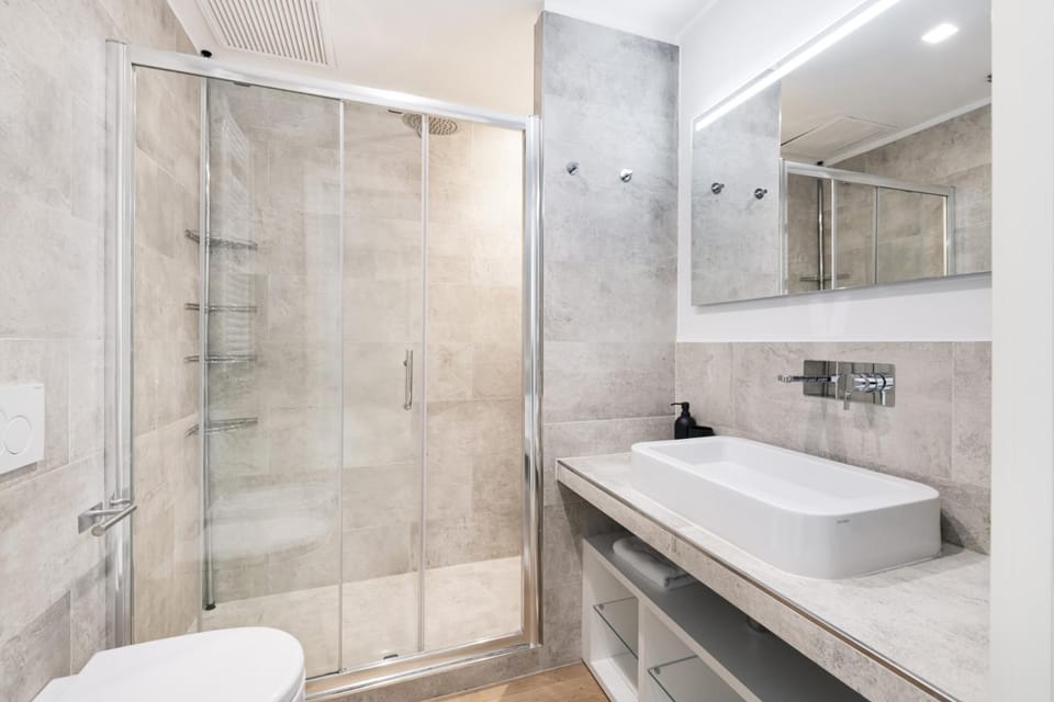 Shower, Toilet, Bathroom, towels