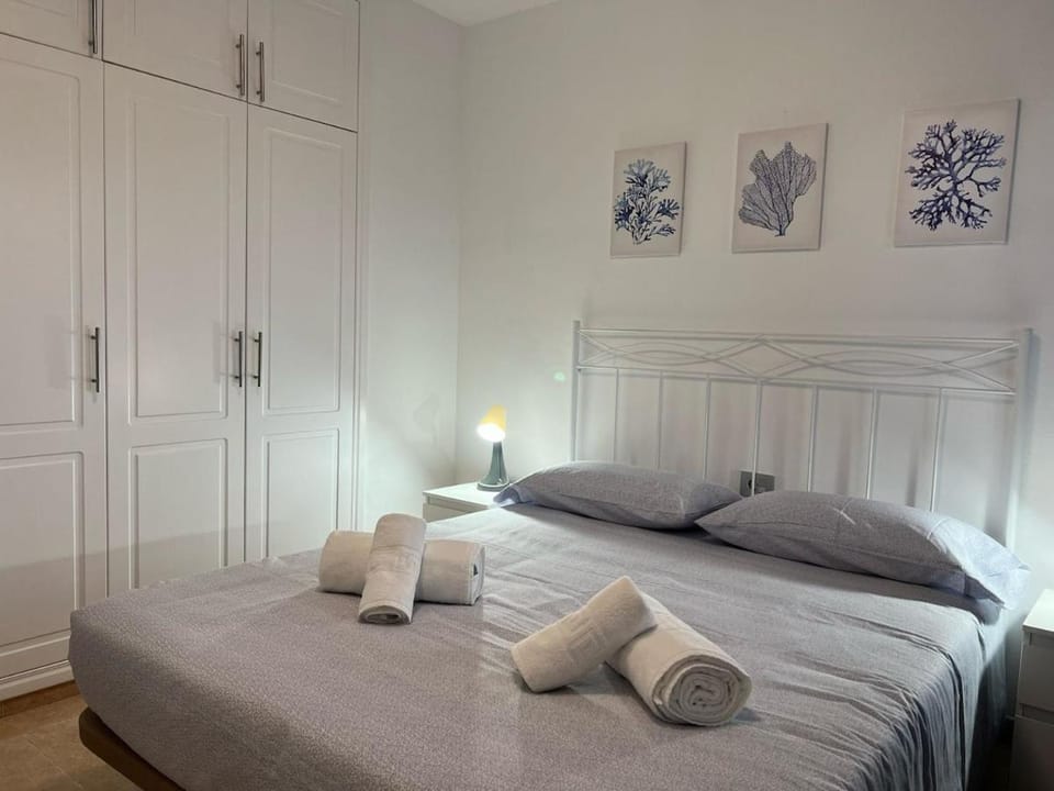 Bed, Bedroom, towels, wardrobe