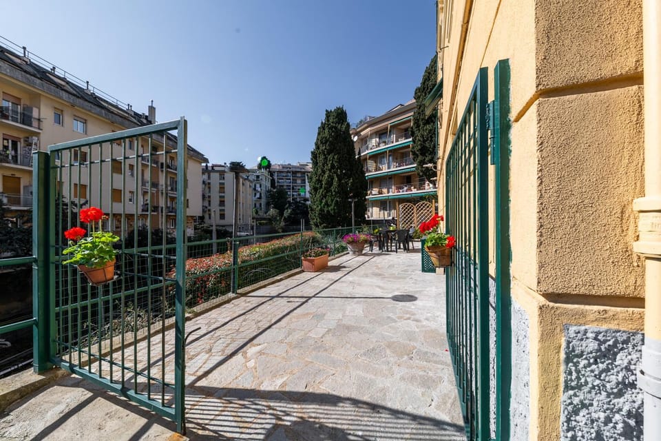 Property building, Spring, Day, Balcony/Terrace