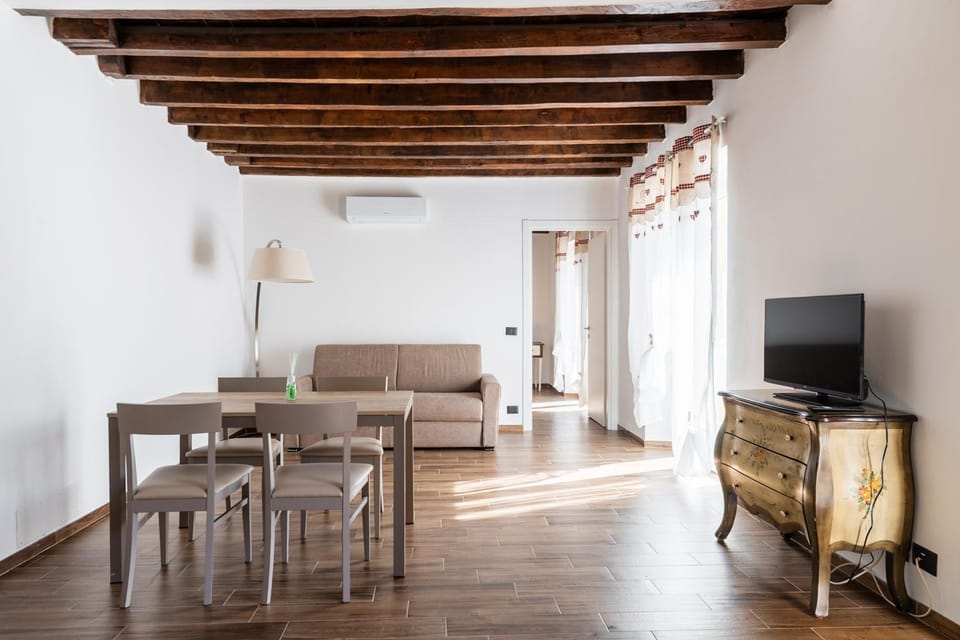 Communal lounge/ TV room, TV and multimedia, Living room, Seating area, Dining area, Evening entertainment