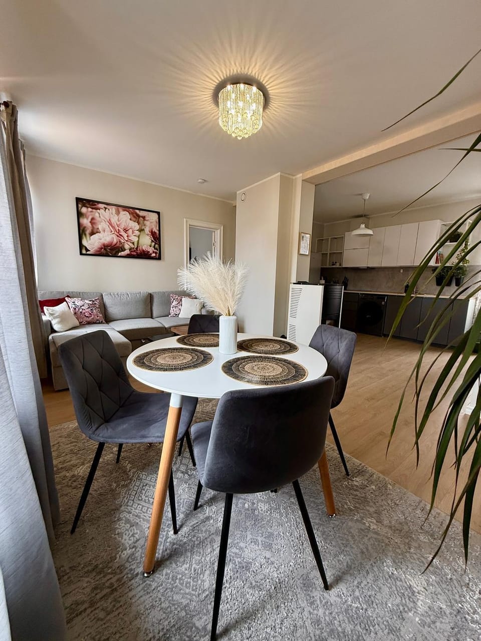 TV and multimedia, Kitchen or kitchenette, Living room, Seating area, Dining area