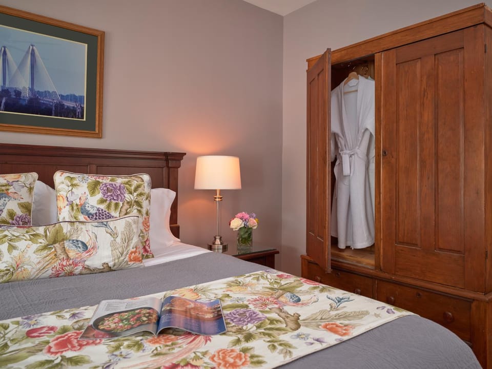 Bedroom, wardrobe