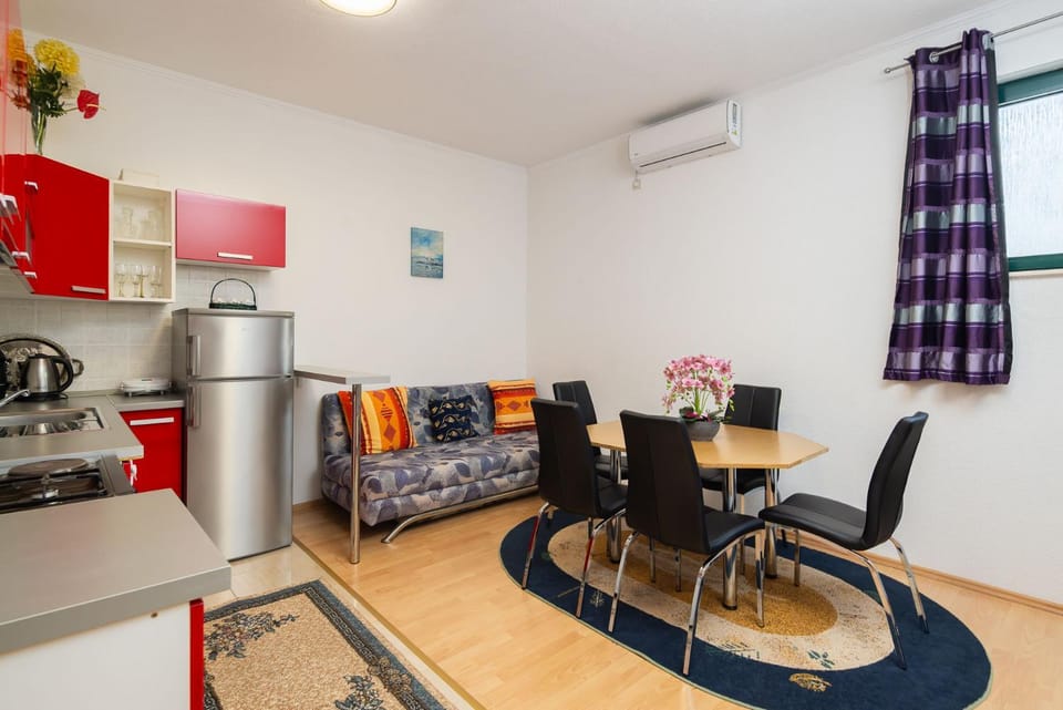 Kitchen or kitchenette, Seating area, Dining area