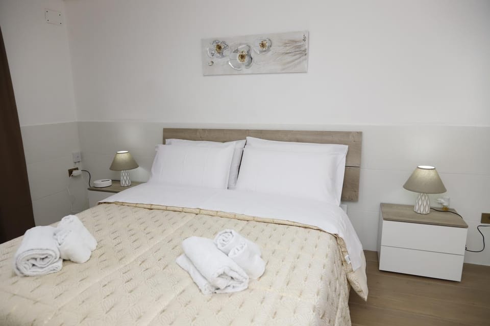 Bed, Photo of the whole room, Bedroom, towels