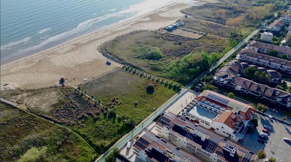Day, Neighbourhood, Natural landscape, Bird's eye view, Beach, Sea view, Street view, Location