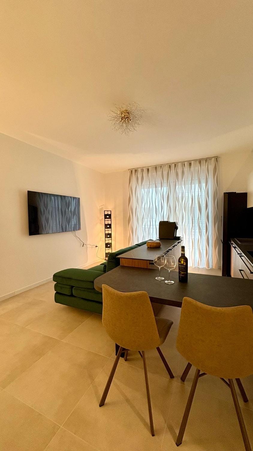 Communal lounge/ TV room, TV and multimedia, Living room, Seating area, Dining area, Evening entertainment
