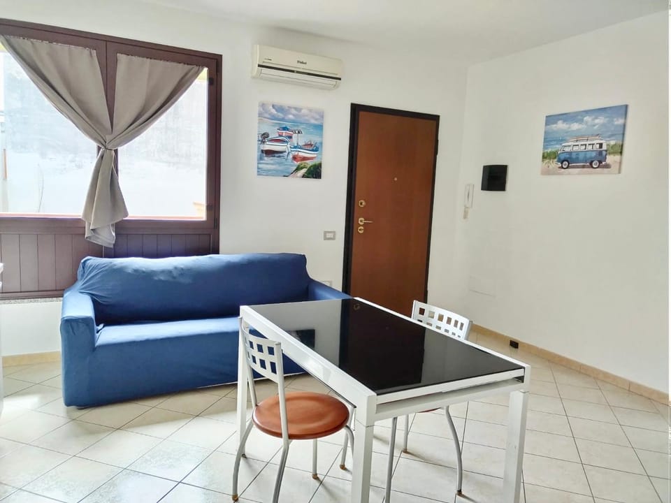 Living room, Seating area, Dining area, air conditioner