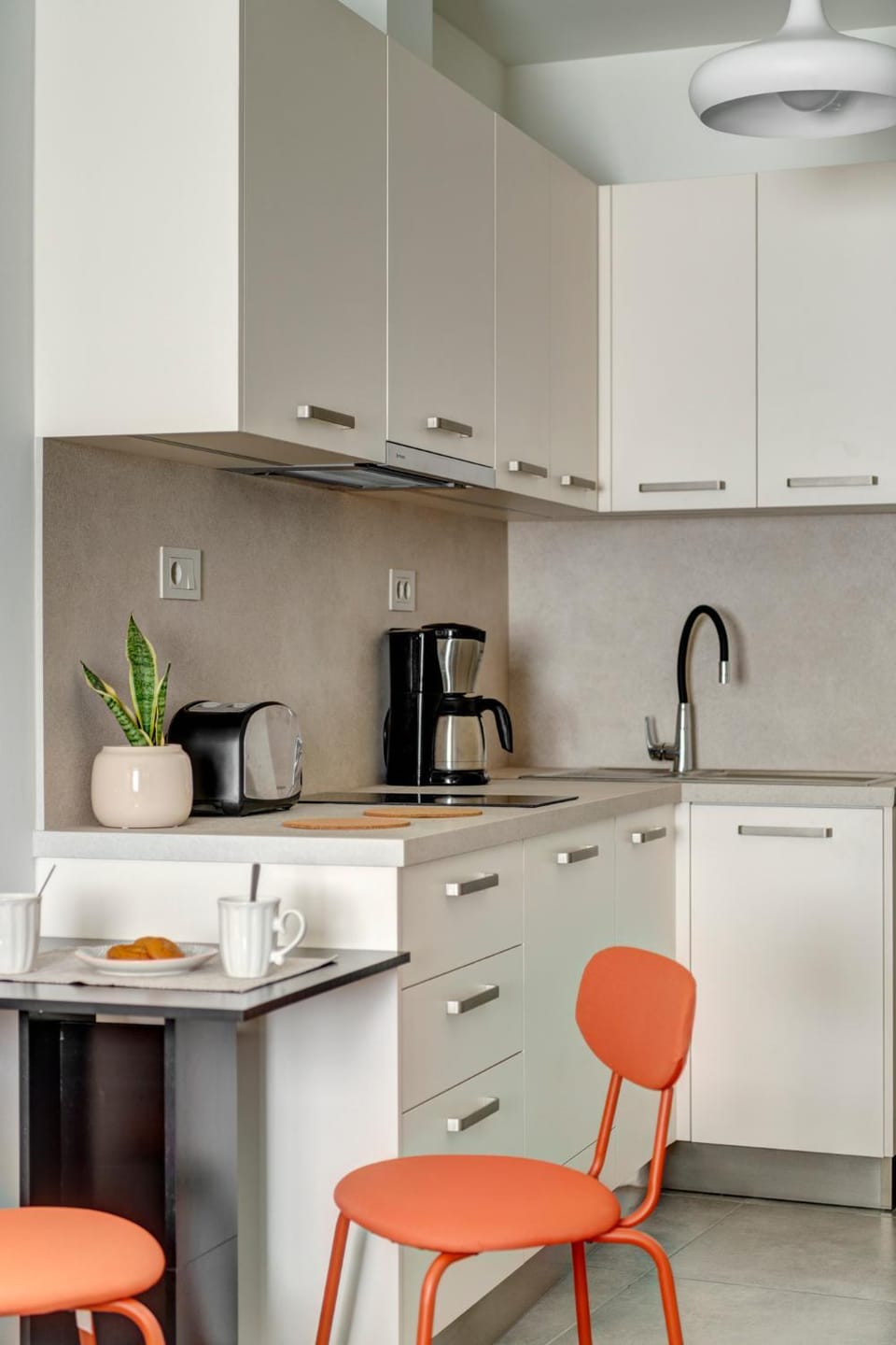 Coffee/tea facilities, Kitchen or kitchenette, stove, toaster
