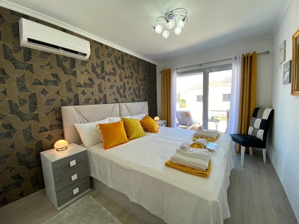 Balcony/Terrace, Bedroom, Pool view