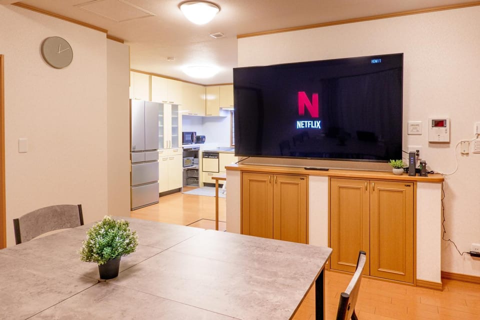 Communal lounge/ TV room, TV and multimedia, Dining area