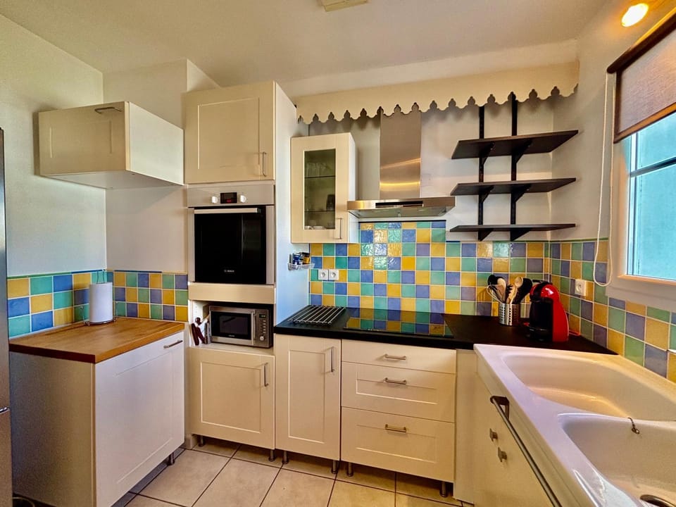 Coffee/tea facilities, Kitchen or kitchenette, dishwasher, oven, stove, toaster