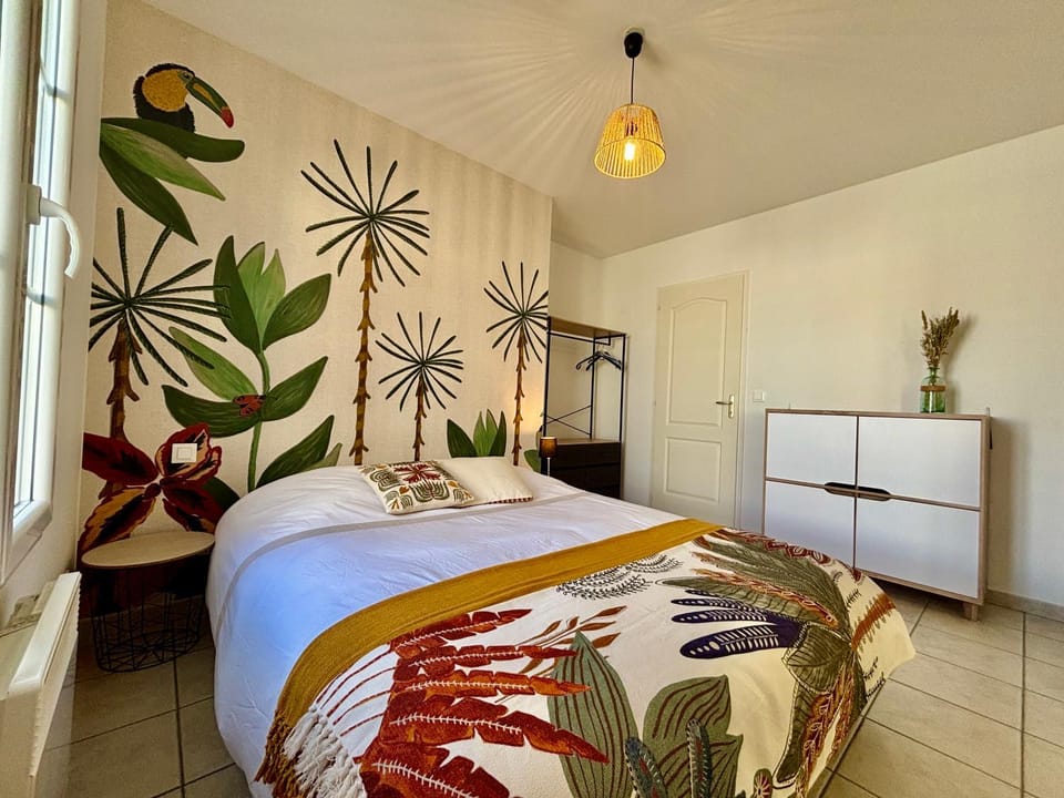 Bed, Photo of the whole room, Bedroom