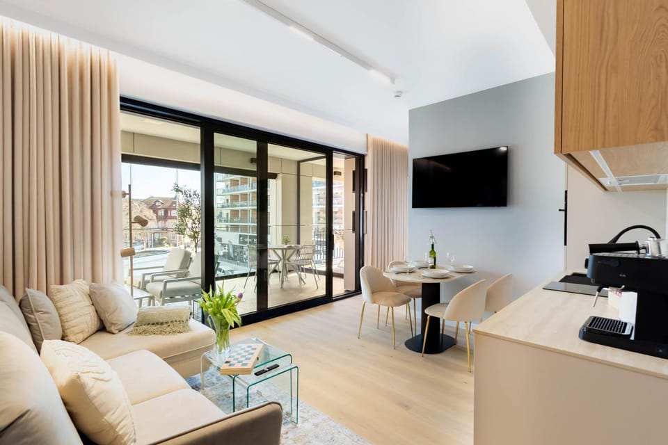 TV and multimedia, Coffee/tea facilities, Kitchen or kitchenette, Living room, Dining area