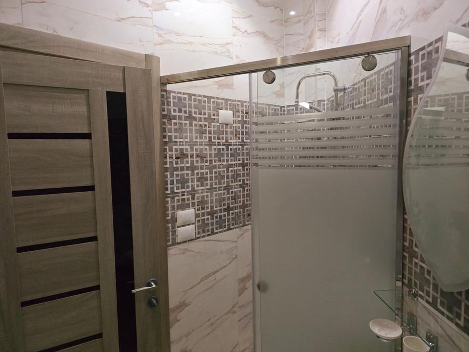 Shower, Toilet, Hot Tub, Bathroom