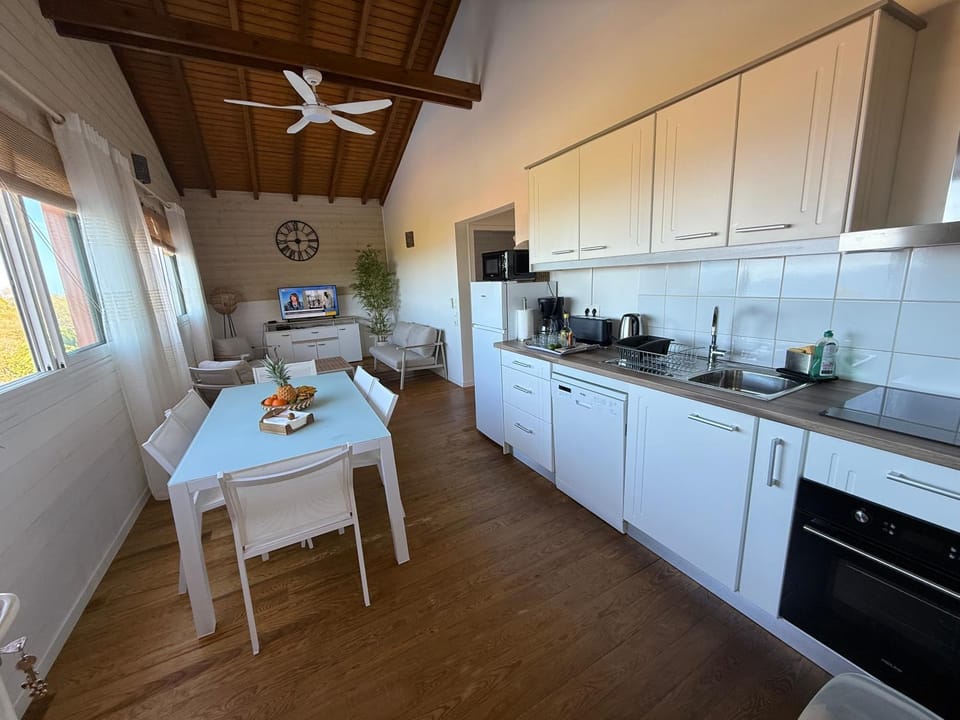 Coffee/tea facilities, Kitchen or kitchenette, Dining area, dishwasher, oven, stove, toaster