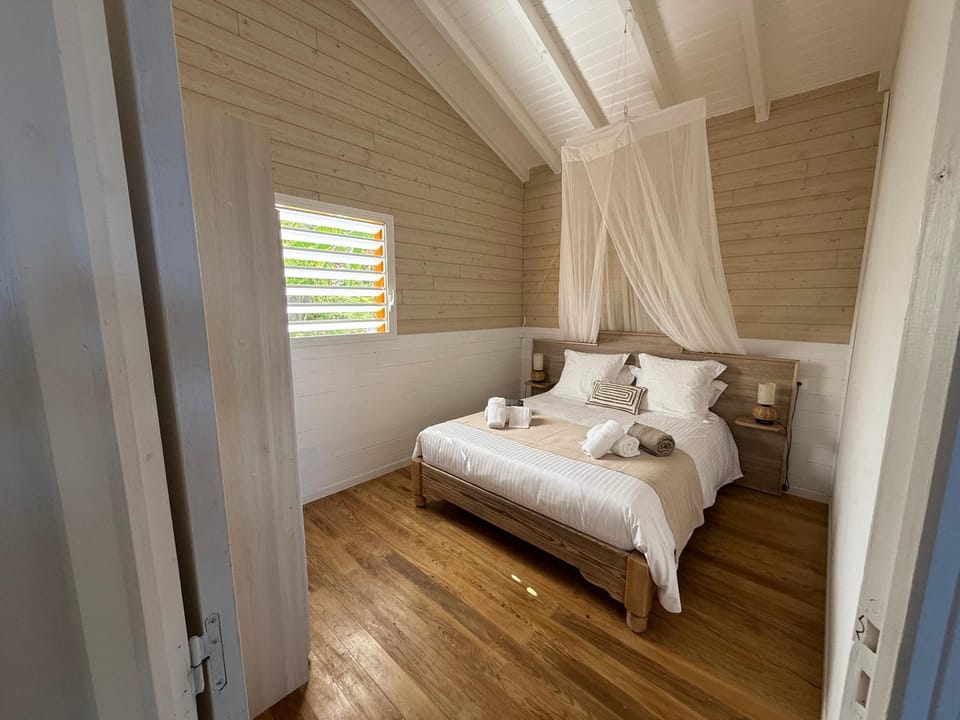 Bed, Photo of the whole room, Bedroom, towels, wardrobe, air conditioner