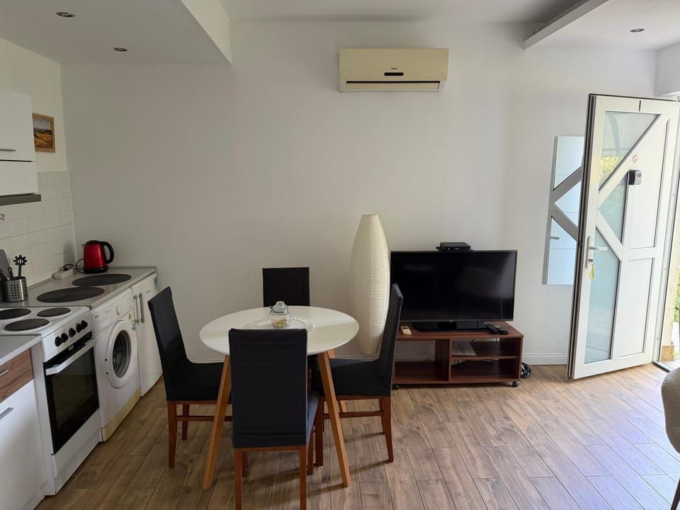 TV and multimedia, Kitchen or kitchenette, Dining area, oven, air conditioner