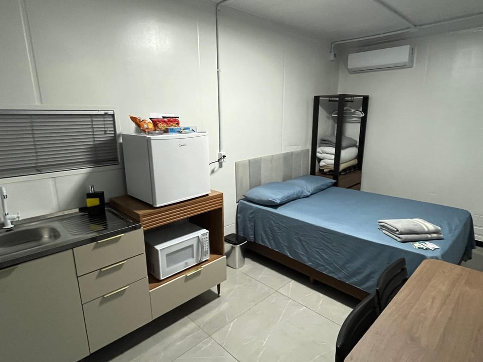 Flat Container com cama de casal e colchão solteiro no chão para até 3 pessoas à 3 km centro Brusque e 2 km hospital Azambuja Vacation rental in Brusque