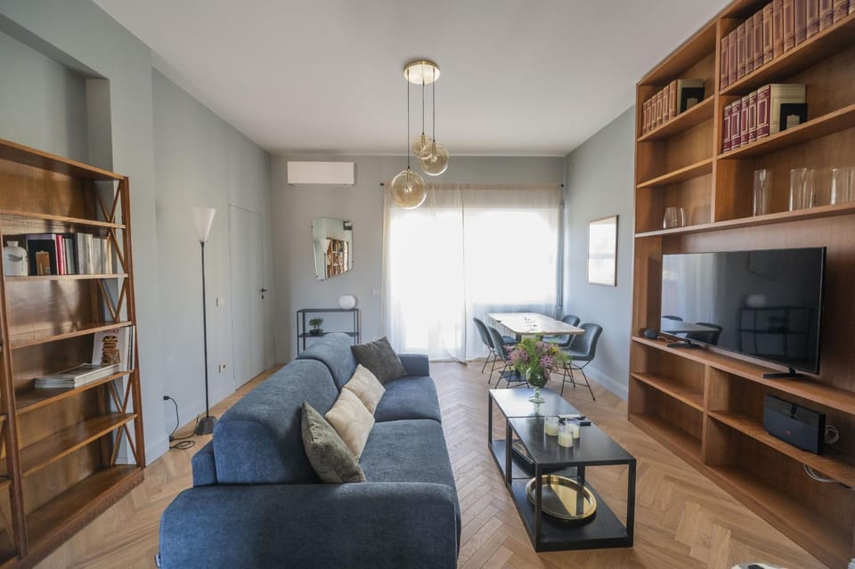 Communal lounge/ TV room, Library, TV and multimedia, Living room, Seating area