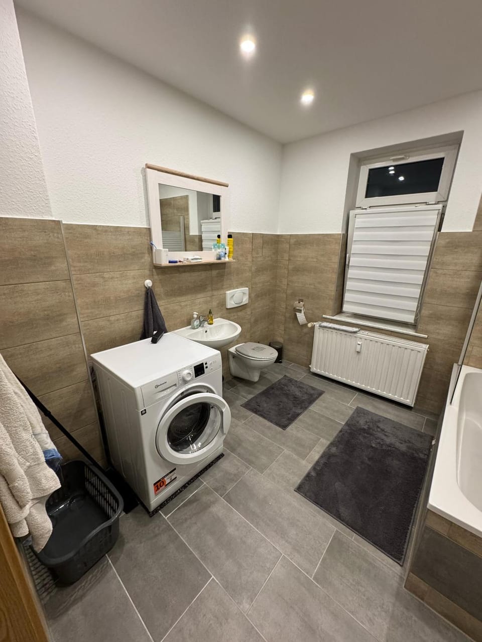 Toilet, Bathroom, towels, washing machine