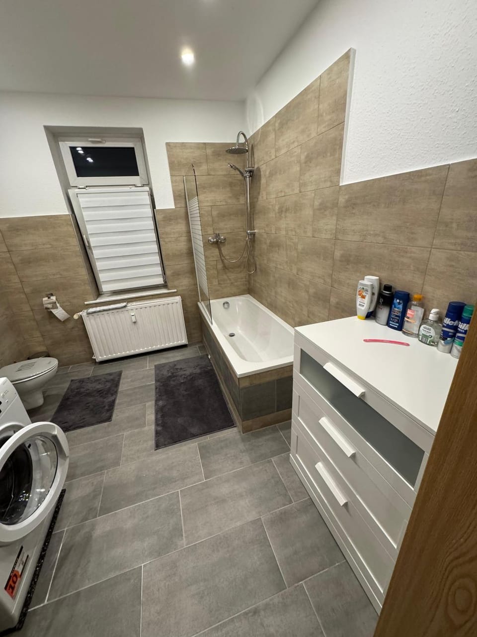 Bathroom, Bath, towels, washing machine