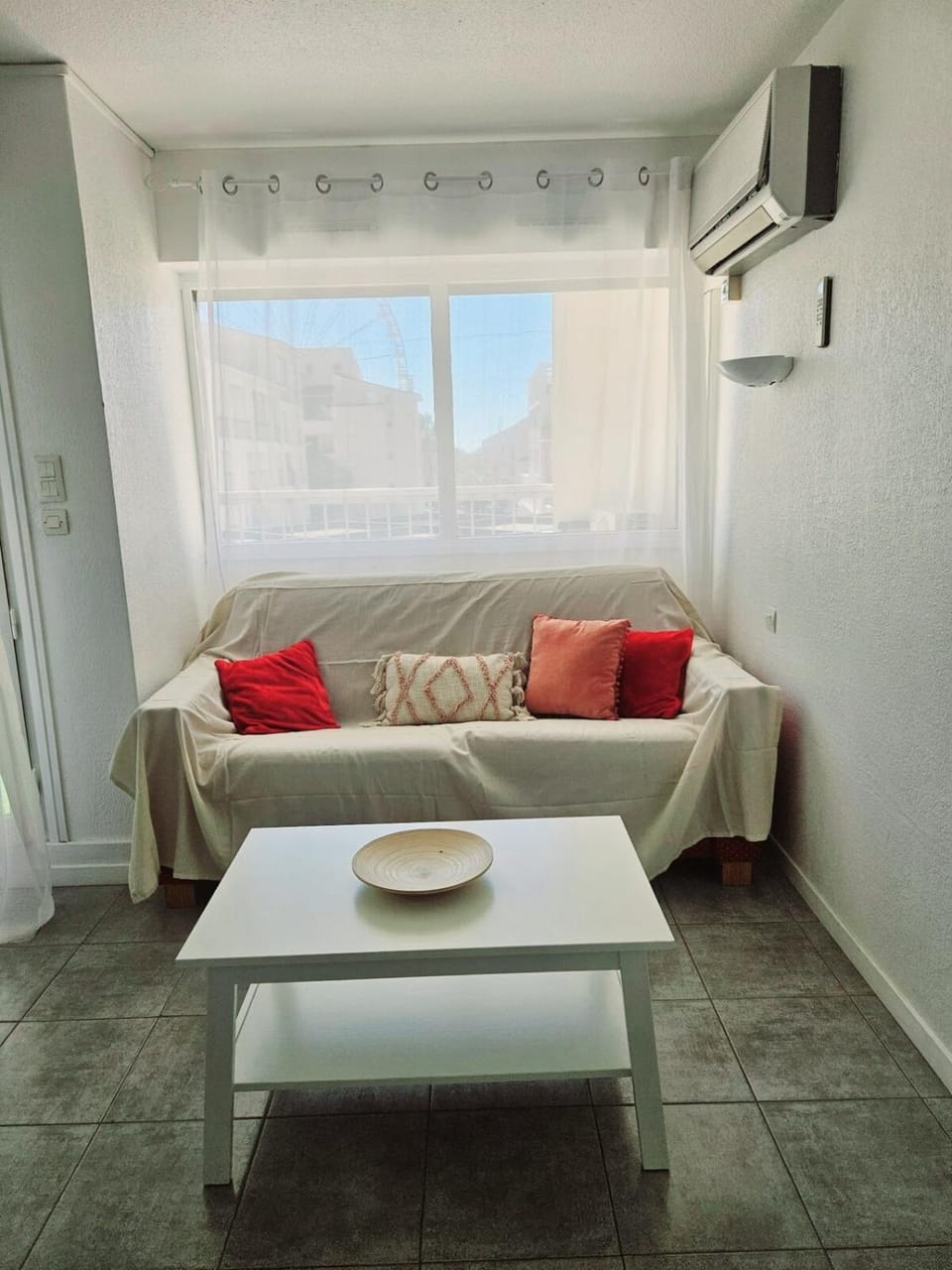 TV and multimedia, Living room, Seating area, air conditioner