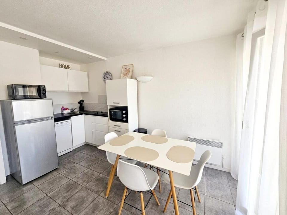 Coffee/tea facilities, Kitchen or kitchenette, Dining area, dishwasher, oven, stove, toaster